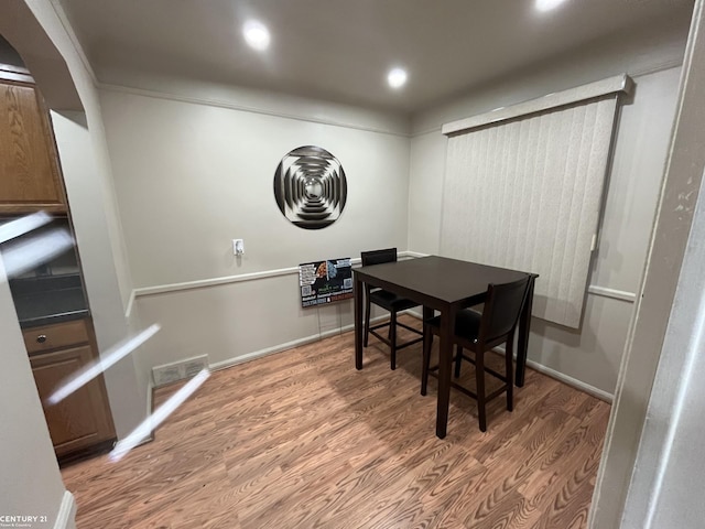 dining area featuring baseboards, visible vents, wood finished floors, and recessed lighting