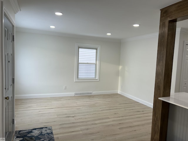 unfurnished room featuring recessed lighting, visible vents, light wood-style flooring, ornamental molding, and baseboards