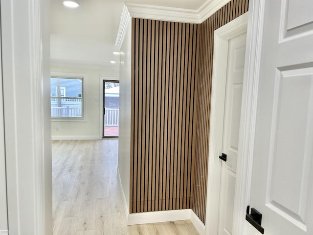 corridor featuring light wood-style flooring, baseboards, crown molding, and recessed lighting