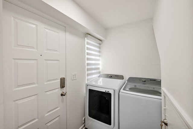 laundry area with laundry area and washing machine and clothes dryer