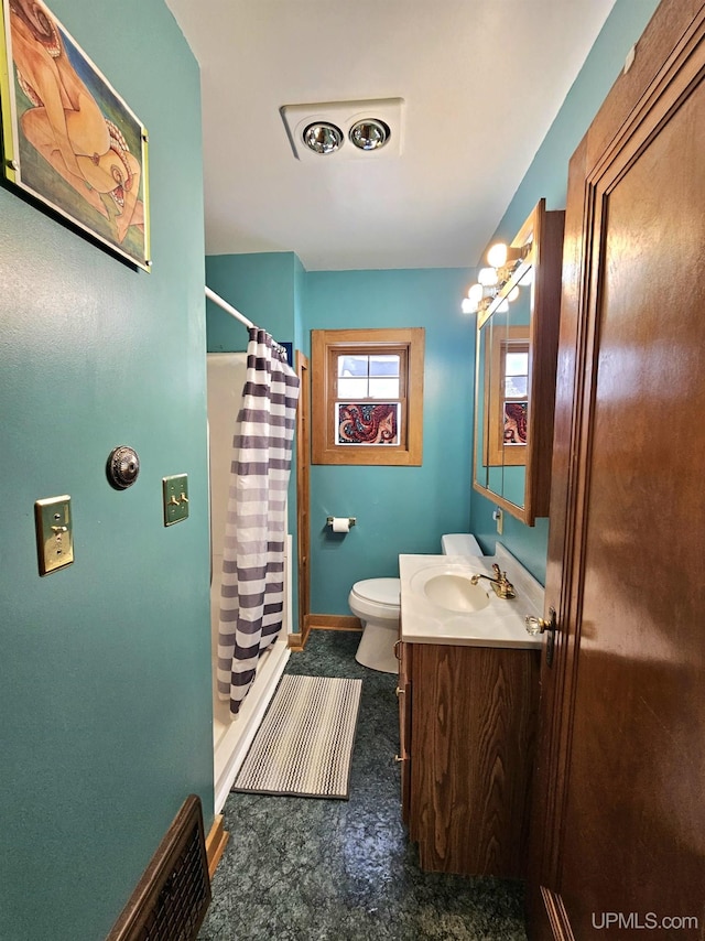 full bath with visible vents, toilet, a shower with shower curtain, vanity, and baseboards