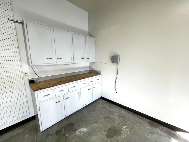 clothes washing area featuring baseboards