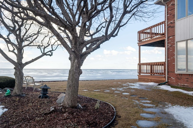 view of yard featuring a water view