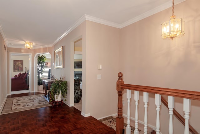 foyer featuring a chandelier, ornamental molding, and baseboards