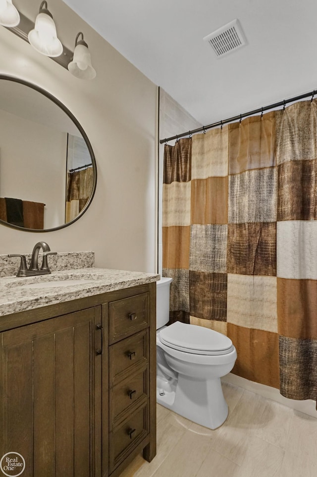 bathroom featuring toilet, a shower with shower curtain, vanity, and visible vents