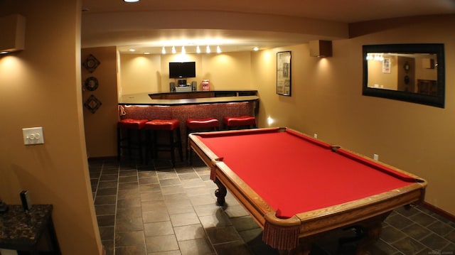 recreation room with indoor wet bar