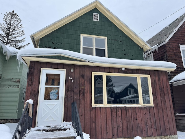 view of front facade featuring board and batten siding