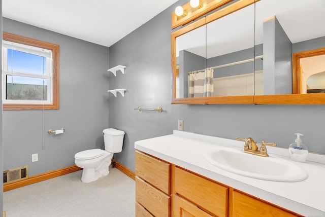 bathroom with toilet, a shower with shower curtain, vanity, visible vents, and baseboards