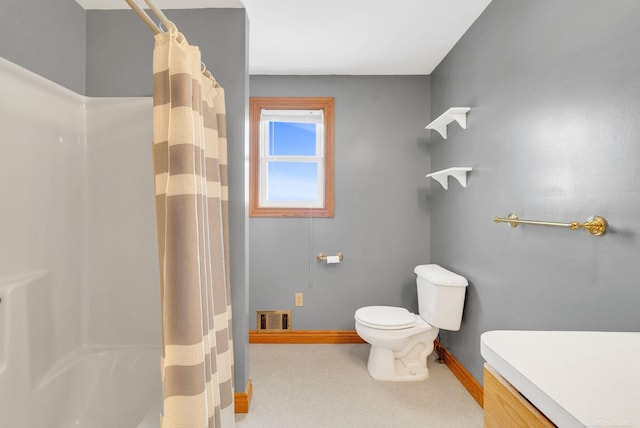 full bath with toilet, a shower with curtain, baseboards, and visible vents