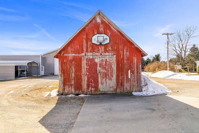 view of pole building featuring driveway