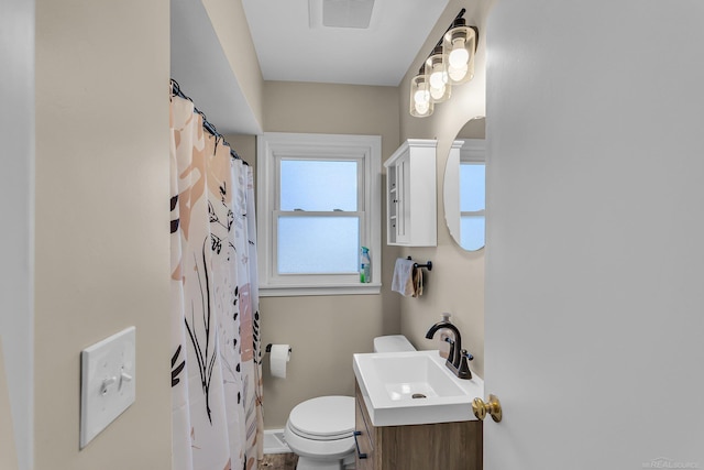 full bathroom with baseboards, visible vents, toilet, curtained shower, and vanity