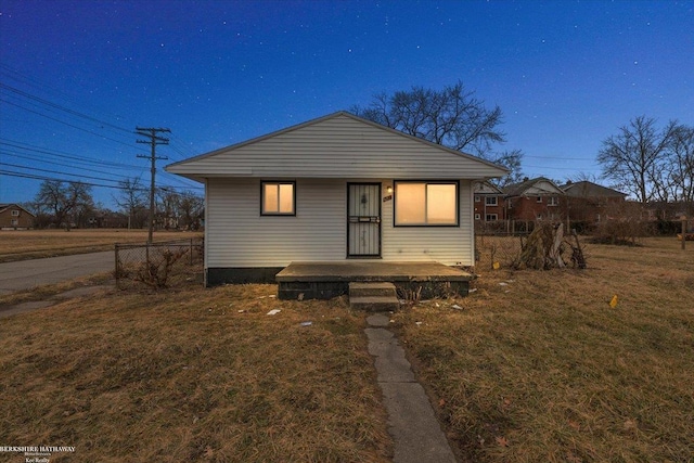 bungalow featuring a front lawn