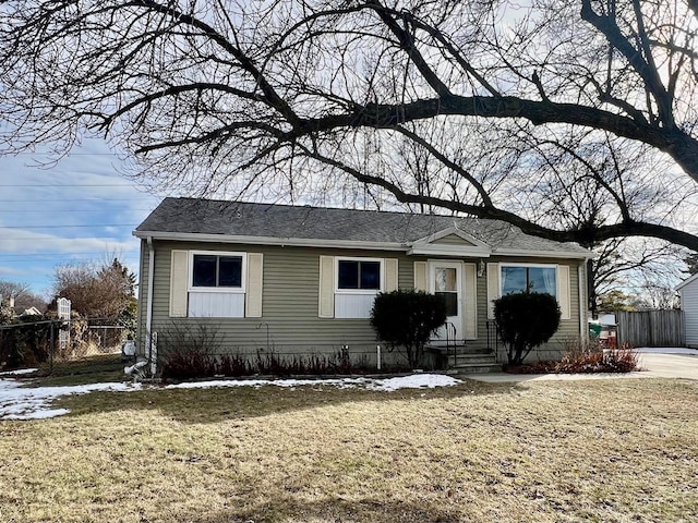 view of front of property featuring a front yard and fence