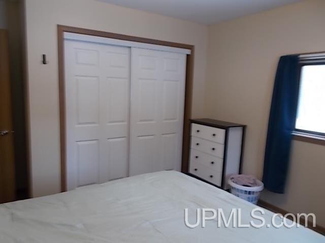 unfurnished bedroom featuring a closet