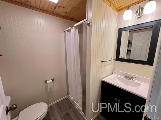 full bathroom featuring wooden ceiling, toilet, a shower with shower curtain, wood finished floors, and vanity