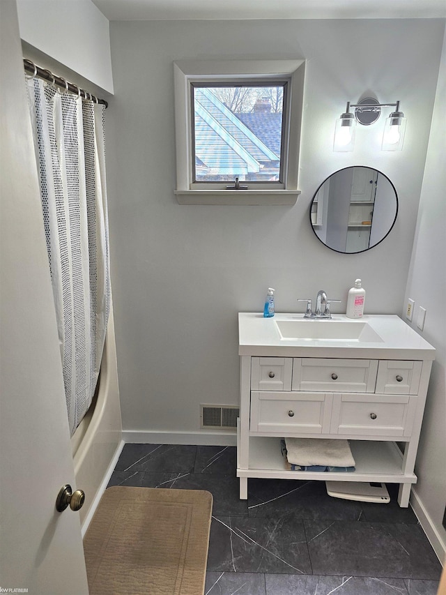 full bathroom with shower / bath combo with shower curtain, vanity, visible vents, and baseboards