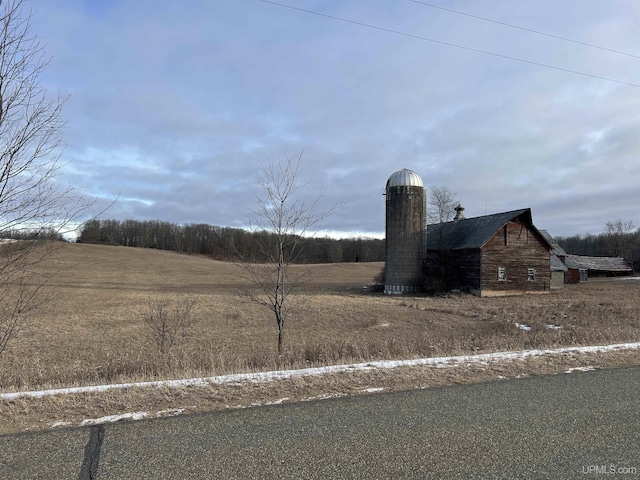 view of yard featuring an outbuilding and a barn