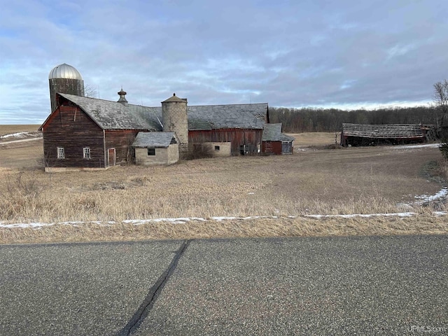 view of yard featuring an outbuilding and a barn