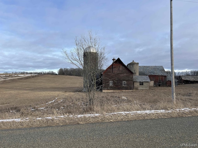 view of yard featuring an outbuilding and a barn