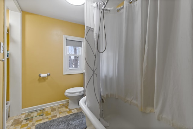 bathroom with shower / tub combo with curtain, tile patterned floors, toilet, and baseboards