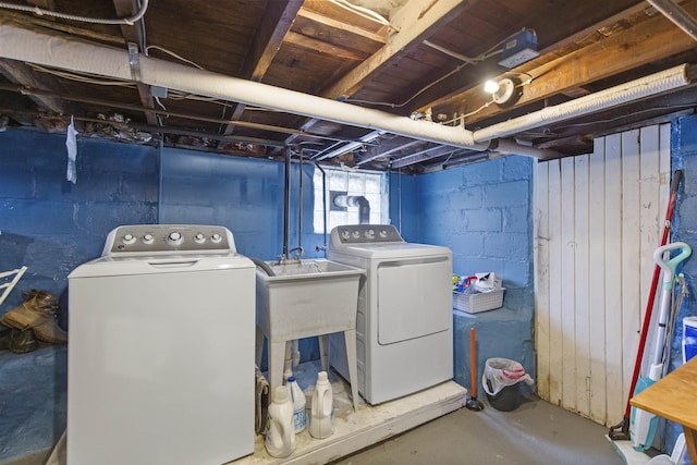 laundry room with laundry area and washing machine and dryer