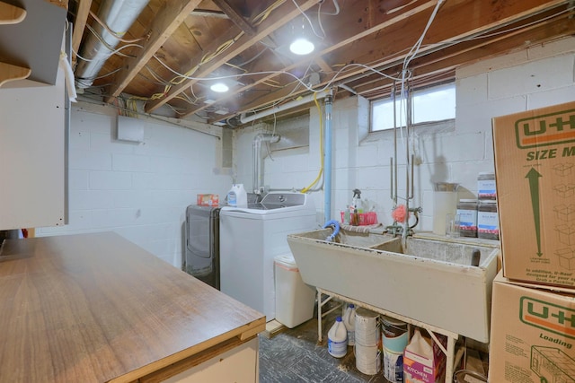 washroom featuring laundry area, a sink, and washing machine and clothes dryer