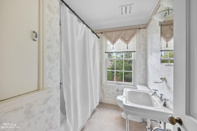 full bathroom with visible vents, a shower with shower curtain, toilet, baseboards, and wallpapered walls