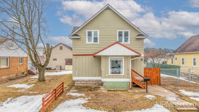 view of front of property featuring entry steps and fence