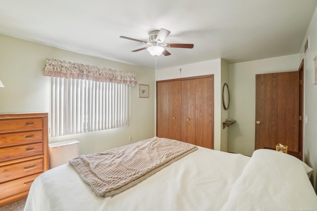 bedroom featuring visible vents, a ceiling fan, and a closet