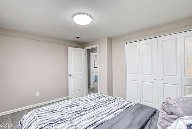 bedroom featuring carpet floors, baseboards, and a closet