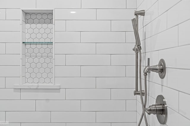 details featuring tiled shower