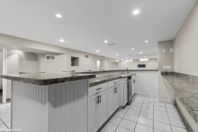 kitchen featuring a peninsula, visible vents, and recessed lighting