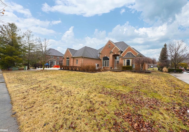 view of front facade featuring a front lawn and brick siding