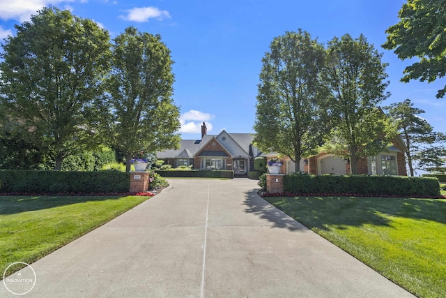 view of front of home with a front lawn and brick siding