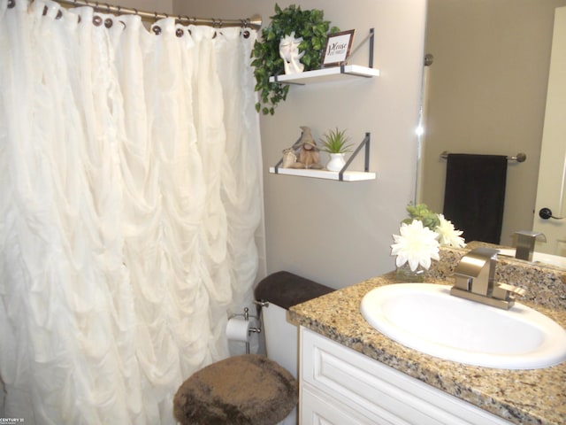 full bathroom featuring a shower with shower curtain and vanity