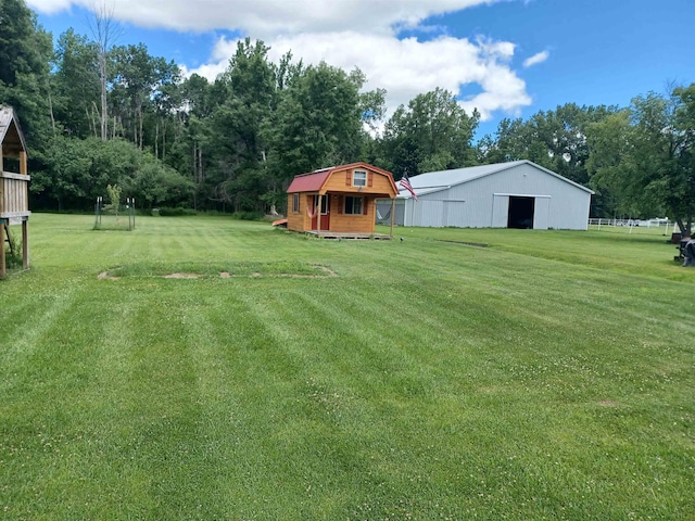 view of yard featuring an outbuilding