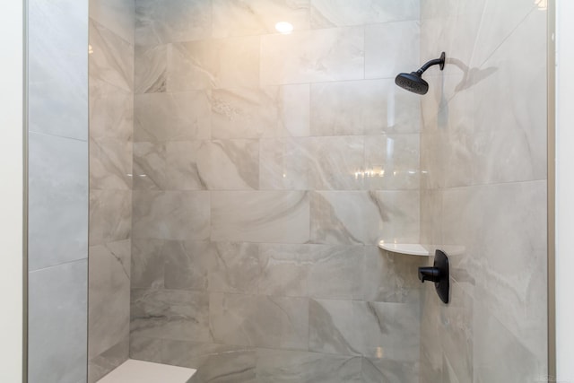 full bath with tiled shower