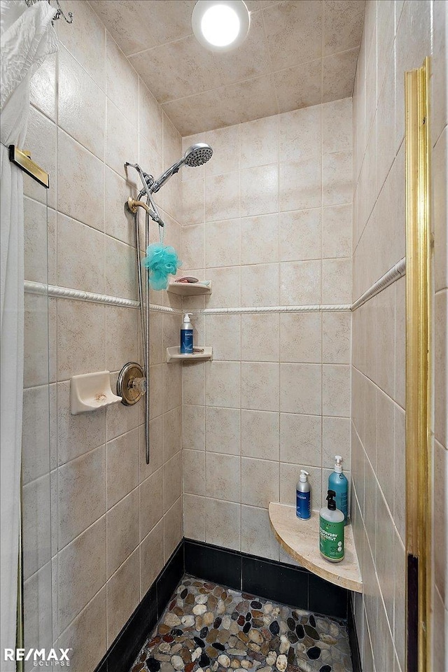 full bath featuring a tile shower