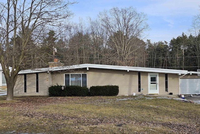 view of front of house featuring a garage and a front yard