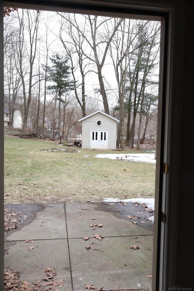 view of yard with an outbuilding