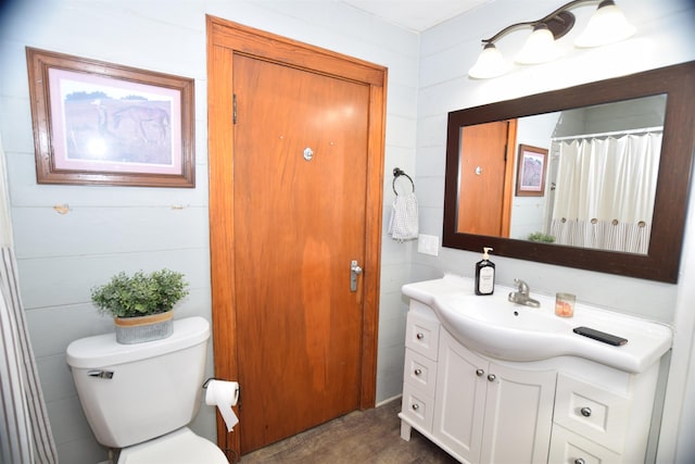 full bathroom featuring toilet and vanity