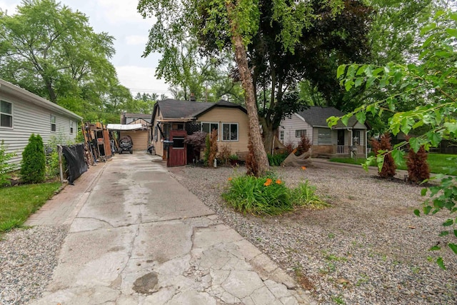 view of front facade featuring concrete driveway