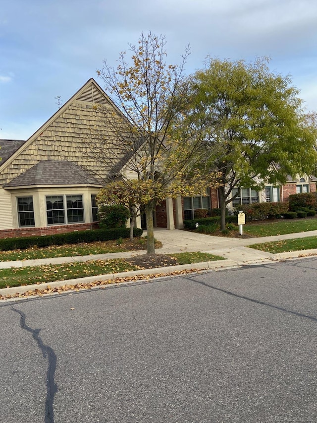 view of front facade with brick siding and driveway