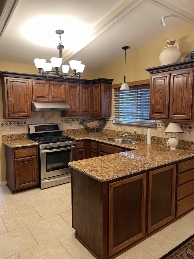 kitchen featuring backsplash, an inviting chandelier, a sink, gas range, and under cabinet range hood