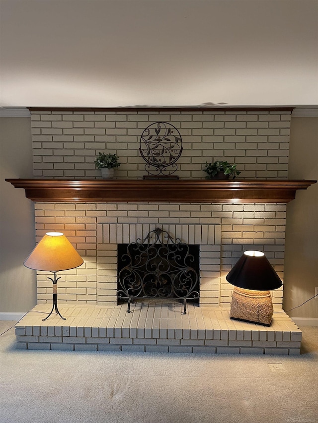 room details featuring baseboards, ornamental molding, and carpet flooring