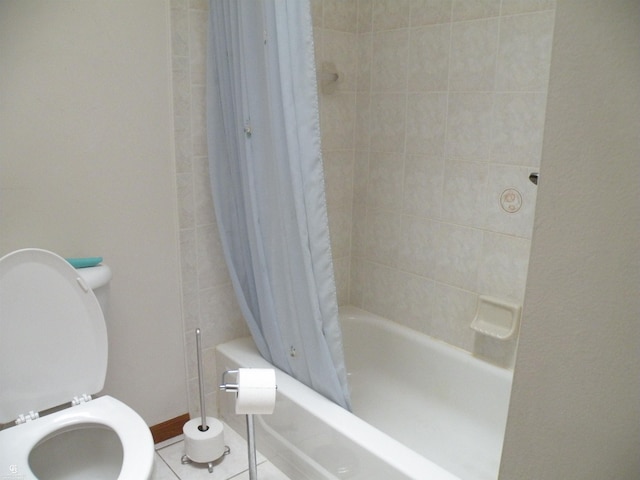 bathroom with baseboards, tile patterned flooring, toilet, and shower / tub combo with curtain