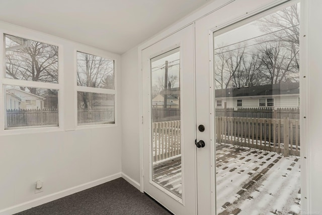 entryway featuring carpet floors and baseboards