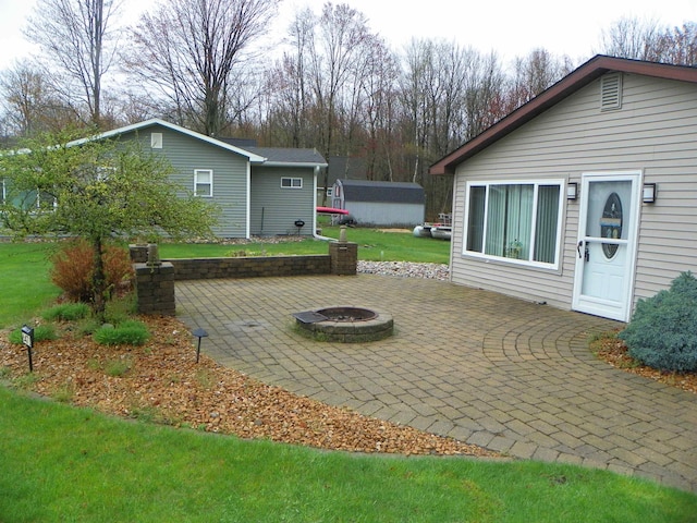 view of patio featuring an outdoor fire pit