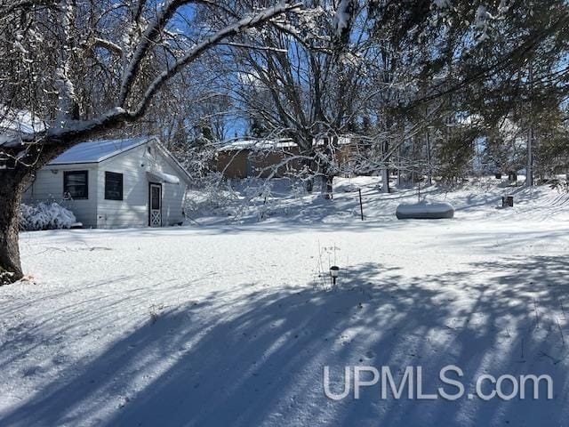 view of yard layered in snow