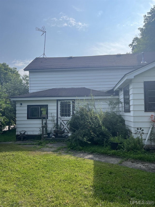 view of front facade featuring a front lawn